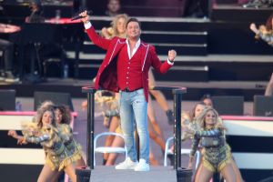 08-06-2019 SHOWBIZZ; TINO MARTIN IN HET OLYMPISCH STADION AMSTERDAM. Tino verraste de 28000 fans met een geweldig programma vol met mooie muziek.Rene Froger-Trijntje Oosterhuis en Glen Faria waren zijn gasten-vrienden die deze avond tot een succes maakte. Tino Martin was groots het een zeer grote G. Zijn fans waren uitbundig en de sfeer in het prachtige  stadion was een en al gezelligheid.
foto: Albert den Iseger