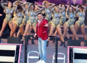 08-06-2019 SHOWBIZZ; TINO MARTIN IN HET OLYMPISCH STADION AMSTERDAM. Tino verraste de 28000 fans met een geweldig programma vol met mooie muziek.Rene Froger-Trijntje Oosterhuis en Glen Faria waren zijn gasten-vrienden die deze avond tot een succes maakte. Tino Martin was groots het een zeer grote G. Zijn fans waren uitbundig en de sfeer in het prachtige  stadion was een en al gezelligheid.
foto: Albert den Iseger