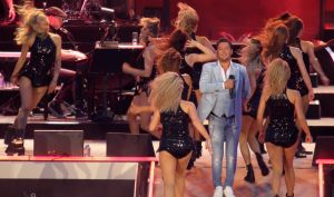 08-06-2019 SHOWBIZZ; TINO MARTIN IN HET OLYMPISCH STADION AMSTERDAM. Tino verraste de 28000 fans met een geweldig programma vol met mooie muziek.Rene Froger-Trijntje Oosterhuis en Glen Faria waren zijn gasten-vrienden die deze avond tot een succes maakte. Tino Martin was groots het een zeer grote G. Zijn fans waren uitbundig en de sfeer in het prachtige  stadion was een en al gezelligheid.
foto: Albert den Iseger