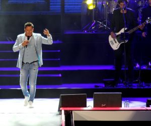 08-06-2019 SHOWBIZZ; TINO MARTIN IN HET OLYMPISCH STADION AMSTERDAM. Tino verraste de 28000 fans met een geweldig programma vol met mooie muziek.Rene Froger-Trijntje Oosterhuis en Glen Faria waren zijn gasten-vrienden die deze avond tot een succes maakte. Tino Martin was groots het een zeer grote G. Zijn fans waren uitbundig en de sfeer in het prachtige  stadion was een en al gezelligheid.
foto: Albert den Iseger