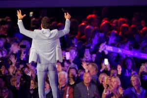 08-06-2019 SHOWBIZZ; TINO MARTIN IN HET OLYMPISCH STADION AMSTERDAM. Tino verraste de 28000 fans met een geweldig programma vol met mooie muziek.Rene Froger-Trijntje Oosterhuis en Glen Faria waren zijn gasten-vrienden die deze avond tot een succes maakte. Tino Martin was groots het een zeer grote G. Zijn fans waren uitbundig en de sfeer in het prachtige  stadion was een en al gezelligheid.
foto: Albert den Iseger