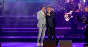 08-06-2019 SHOWBIZZ; TINO MARTIN IN HET OLYMPISCH STADION AMSTERDAM. Tino verraste de 28000 fans met een geweldig programma vol met mooie muziek.Rene Froger-Trijntje Oosterhuis en Glen Faria waren zijn gasten-vrienden die deze avond tot een succes maakte. Tino Martin was groots het een zeer grote G. Zijn fans waren uitbundig en de sfeer in het prachtige  stadion was een en al gezelligheid.
foto: Albert den Iseger