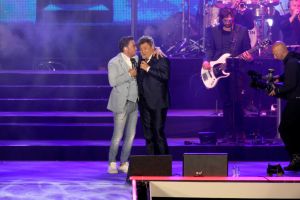 08-06-2019 SHOWBIZZ; TINO MARTIN IN HET OLYMPISCH STADION AMSTERDAM. Tino verraste de 28000 fans met een geweldig programma vol met mooie muziek.Rene Froger-Trijntje Oosterhuis en Glen Faria waren zijn gasten-vrienden die deze avond tot een succes maakte. Tino Martin was groots het een zeer grote G. Zijn fans waren uitbundig en de sfeer in het prachtige  stadion was een en al gezelligheid.
foto: Albert den Iseger