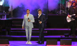 08-06-2019 SHOWBIZZ; TINO MARTIN IN HET OLYMPISCH STADION AMSTERDAM. Tino verraste de 28000 fans met een geweldig programma vol met mooie muziek.Rene Froger-Trijntje Oosterhuis en Glen Faria waren zijn gasten-vrienden die deze avond tot een succes maakte. Tino Martin was groots het een zeer grote G. Zijn fans waren uitbundig en de sfeer in het prachtige  stadion was een en al gezelligheid.
foto: Albert den Iseger