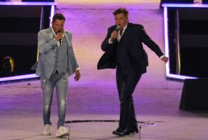 08-06-2019 SHOWBIZZ; TINO MARTIN IN HET OLYMPISCH STADION AMSTERDAM. Tino verraste de 28000 fans met een geweldig programma vol met mooie muziek.Rene Froger-Trijntje Oosterhuis en Glen Faria waren zijn gasten-vrienden die deze avond tot een succes maakte. Tino Martin was groots het een zeer grote G. Zijn fans waren uitbundig en de sfeer in het prachtige  stadion was een en al gezelligheid.
foto: Albert den Iseger