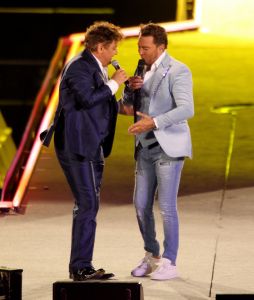 08-06-2019 SHOWBIZZ; TINO MARTIN IN HET OLYMPISCH STADION AMSTERDAM. Tino verraste de 28000 fans met een geweldig programma vol met mooie muziek.Rene Froger-Trijntje Oosterhuis en Glen Faria waren zijn gasten-vrienden die deze avond tot een succes maakte. Tino Martin was groots het een zeer grote G. Zijn fans waren uitbundig en de sfeer in het prachtige  stadion was een en al gezelligheid.
foto: Albert den Iseger