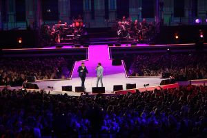 08-06-2019 SHOWBIZZ; TINO MARTIN IN HET OLYMPISCH STADION AMSTERDAM. Tino verraste de 28000 fans met een geweldig programma vol met mooie muziek.Rene Froger-Trijntje Oosterhuis en Glen Faria waren zijn gasten-vrienden die deze avond tot een succes maakte. Tino Martin was groots het een zeer grote G. Zijn fans waren uitbundig en de sfeer in het prachtige  stadion was een en al gezelligheid.
foto: Albert den Iseger