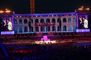 08-06-2019 SHOWBIZZ; TINO MARTIN IN HET OLYMPISCH STADION AMSTERDAM. Tino verraste de 28000 fans met een geweldig programma vol met mooie muziek.Rene Froger-Trijntje Oosterhuis en Glen Faria waren zijn gasten-vrienden die deze avond tot een succes maakte. Tino Martin was groots het een zeer grote G. Zijn fans waren uitbundig en de sfeer in het prachtige  stadion was een en al gezelligheid.
foto: Albert den Iseger