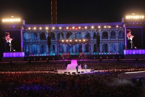 08-06-2019 SHOWBIZZ; TINO MARTIN IN HET OLYMPISCH STADION AMSTERDAM. Tino verraste de 28000 fans met een geweldig programma vol met mooie muziek.Rene Froger-Trijntje Oosterhuis en Glen Faria waren zijn gasten-vrienden die deze avond tot een succes maakte. Tino Martin was groots het een zeer grote G. Zijn fans waren uitbundig en de sfeer in het prachtige  stadion was een en al gezelligheid.
foto: Albert den Iseger