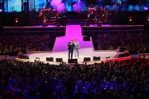 08-06-2019 SHOWBIZZ; TINO MARTIN IN HET OLYMPISCH STADION AMSTERDAM. Tino verraste de 28000 fans met een geweldig programma vol met mooie muziek.Rene Froger-Trijntje Oosterhuis en Glen Faria waren zijn gasten-vrienden die deze avond tot een succes maakte. Tino Martin was groots het een zeer grote G. Zijn fans waren uitbundig en de sfeer in het prachtige  stadion was een en al gezelligheid.
foto: Albert den Iseger