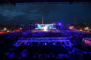 08-06-2019 SHOWBIZZ; TINO MARTIN IN HET OLYMPISCH STADION AMSTERDAM. Tino verraste de 28000 fans met een geweldig programma vol met mooie muziek.Rene Froger-Trijntje Oosterhuis en Glen Faria waren zijn gasten-vrienden die deze avond tot een succes maakte. Tino Martin was groots het een zeer grote G. Zijn fans waren uitbundig en de sfeer in het prachtige  stadion was een en al gezelligheid.
foto: Albert den Iseger