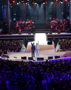 08-06-2019 SHOWBIZZ; TINO MARTIN IN HET OLYMPISCH STADION AMSTERDAM. Tino verraste de 28000 fans met een geweldig programma vol met mooie muziek.Rene Froger-Trijntje Oosterhuis en Glen Faria waren zijn gasten-vrienden die deze avond tot een succes maakte. Tino Martin was groots het een zeer grote G. Zijn fans waren uitbundig en de sfeer in het prachtige  stadion was een en al gezelligheid.
foto: Albert den Iseger