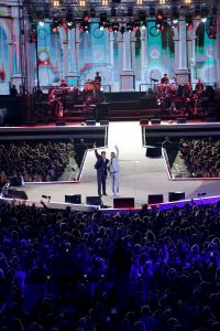 08-06-2019 SHOWBIZZ; TINO MARTIN IN HET OLYMPISCH STADION AMSTERDAM. Tino verraste de 28000 fans met een geweldig programma vol met mooie muziek.Rene Froger-Trijntje Oosterhuis en Glen Faria waren zijn gasten-vrienden die deze avond tot een succes maakte. Tino Martin was groots het een zeer grote G. Zijn fans waren uitbundig en de sfeer in het prachtige  stadion was een en al gezelligheid.
foto: Albert den Iseger