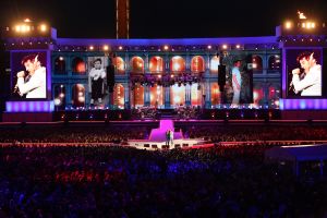 08-06-2019 SHOWBIZZ; TINO MARTIN IN HET OLYMPISCH STADION AMSTERDAM. Tino verraste de 28000 fans met een geweldig programma vol met mooie muziek.Rene Froger-Trijntje Oosterhuis en Glen Faria waren zijn gasten-vrienden die deze avond tot een succes maakte. Tino Martin was groots het een zeer grote G. Zijn fans waren uitbundig en de sfeer in het prachtige  stadion was een en al gezelligheid.
foto: Albert den Iseger