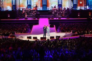 08-06-2019 SHOWBIZZ; TINO MARTIN IN HET OLYMPISCH STADION AMSTERDAM. Tino verraste de 28000 fans met een geweldig programma vol met mooie muziek.Rene Froger-Trijntje Oosterhuis en Glen Faria waren zijn gasten-vrienden die deze avond tot een succes maakte. Tino Martin was groots het een zeer grote G. Zijn fans waren uitbundig en de sfeer in het prachtige  stadion was een en al gezelligheid.
foto: Albert den Iseger