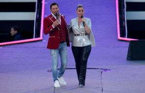 08-06-2019 SHOWBIZZ; TINO MARTIN IN HET OLYMPISCH STADION AMSTERDAM. Tino verraste de 28000 fans met een geweldig programma vol met mooie muziek.Rene Froger-Trijntje Oosterhuis en Glen Faria waren zijn gasten-vrienden die deze avond tot een succes maakte. Tino Martin was groots het een zeer grote G. Zijn fans waren uitbundig en de sfeer in het prachtige  stadion was een en al gezelligheid.
foto: Albert den Iseger