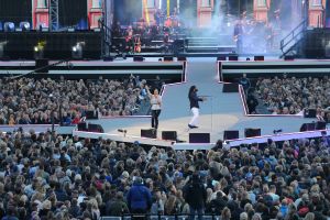 08-06-2019 SHOWBIZZ; TINO MARTIN IN HET OLYMPISCH STADION AMSTERDAM. Tino verraste de 28000 fans met een geweldig programma vol met mooie muziek.Rene Froger-Trijntje Oosterhuis en Glen Faria waren zijn gasten-vrienden die deze avond tot een succes maakte. Tino Martin was groots het een zeer grote G. Zijn fans waren uitbundig en de sfeer in het prachtige  stadion was een en al gezelligheid.
foto: Albert den Iseger