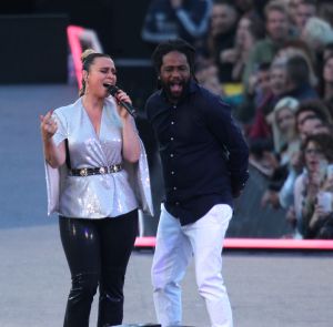 08-06-2019 SHOWBIZZ; TINO MARTIN IN HET OLYMPISCH STADION AMSTERDAM. Tino verraste de 28000 fans met een geweldig programma vol met mooie muziek.Rene Froger-Trijntje Oosterhuis en Glen Faria waren zijn gasten-vrienden die deze avond tot een succes maakte. Tino Martin was groots het een zeer grote G. Zijn fans waren uitbundig en de sfeer in het prachtige  stadion was een en al gezelligheid.
foto: Albert den Iseger