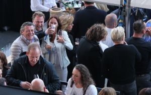 08-06-2019 SHOWBIZZ; TINO MARTIN IN HET OLYMPISCH STADION AMSTERDAM. Tino verraste de 28000 fans met een geweldig programma vol met mooie muziek.Rene Froger-Trijntje Oosterhuis en Glen Faria waren zijn gasten-vrienden die deze avond tot een succes maakte. Tino Martin was groots het een zeer grote G. Zijn fans waren uitbundig en de sfeer in het prachtige  stadion was een en al gezelligheid.
foto: Albert den Iseger