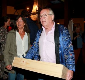 17-06-2019 NIEUWS; AD BESSELING IS MISTER PILAREN AL VOOR 50 JAAR. Vele bekende Bergenaren en bekenden uit de NL showbizz waren aanwezig  op het jubileumfeest van Ad Besseling,de uitbater van de huiskamer van Bergen. Het was gezellig tot diep in de Bergense nacht.
foto: Albert den Iseger