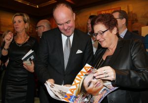 23-03-2015 NIEUWS: PERSPRESENTATIE KONINGSDAG 2015 TE DORDRECHT DOOR BURGEMEESTER A.A.M. BROK. Een zeer druk bezette perspresentatie van de eerste KONINGSDAG 2015 te Dordrecht. 
foto: Albert den Iseger