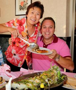 04-03-2015 SHOWBIZZ; FRANS BAUER EN FAMILIE MISSEN SHIRLEY EN HAAR CHINESE VERWENNERIJ NU AL Levensliedzanger Frans Bauer (41) en zijn gezin zijn ten einde raad. Hun favoriete afhaalchinees in het Brabantse dorp Fijnaart is ermee gestopt. -Ik kom er zowat mijn hele leven al-. Shirley heeft haar restaurant verkocht en woont nu in het Belgische GENT. Weg is onze Chinese verwenner. We zijn er ziek van aldus Frans.
foto: Albert den Iseger