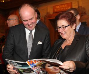 23-03-2015 NIEUWS: PERSPRESENTATIE KONINGSDAG 2015 TE DORDRECHT DOOR BURGEMEESTER A.A.M. BROK. Een zeer druk bezette perspresentatie van de eerste KONINGSDAG 2015 te Dordrecht. 
foto: Albert den Iseger