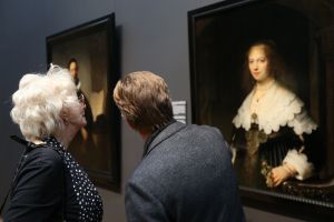 01-03-2016 SHOWBIZZ; WIM PIJBES VERTREKT BIJ HET RIJKSMUSEUM. Wim Pijbes (1961) vertrekt per 1 augustus 2016 als directeur van het Rijksmuseum. Dat maakte het Rijksmuseum dinsdag bekend.
Ik heb leiding mogen geven aan een van de mooiste musea in de wereld
Wim Pijbes
Pijbes wordt algemeen directeur van Voorlinden, een nieuw museum voor hedendaagse kunst en bijbehorend natuurgebied tussen Scheveningen en Wassenaar.
Ik heb leiding mogen geven aan een van de mooiste musea in de wereld en heb met een fantastisch team van enthousiaste collega s het Rijksmuseum mogen openen, zegt Pijbes in een schriftelijke verklaring. Het Rijksmuseum is in de harten en de hoofden van het publiek en dat stemt mij tot grote dankbaarheid.
Pijbes is sinds 1 juli 2008 directeur van het Rijksmuseum. Deze periode stond vooral in het teken van de grondige verbouwing en transformatie van het museum.Na de heropening in april 2013 is het bezoek aan het Rijksmuseum verdubbeld (2,4 miljoen in 2015).
Grote waardering
De Raad van Toezicht betreurt zijn vertrek. Jaap de Hoop Scheffer, voorzitter van het Rijksmuseum:Wim Pijbes heeft met de van hem bekende tomeloze energie en inzet een cruciale rol gepeeld om het Rijkmuseum te vormen tot wat het nu is: een museum van wereldklasse. Grote waardering en dank gaan dan ook naar hem uit.
Foto: Albert den Iseger