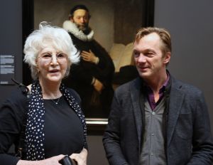 01-03-2016 SHOWBIZZ; WIM PIJBES VERTREKT BIJ HET RIJKSMUSEUM. Wim Pijbes (1961) vertrekt per 1 augustus 2016 als directeur van het Rijksmuseum. Dat maakte het Rijksmuseum dinsdag bekend.
Ik heb leiding mogen geven aan een van de mooiste musea in de wereld
Wim Pijbes
Pijbes wordt algemeen directeur van Voorlinden, een nieuw museum voor hedendaagse kunst en bijbehorend natuurgebied tussen Scheveningen en Wassenaar.
Ik heb leiding mogen geven aan een van de mooiste musea in de wereld en heb met een fantastisch team van enthousiaste collega s het Rijksmuseum mogen openen, zegt Pijbes in een schriftelijke verklaring. Het Rijksmuseum is in de harten en de hoofden van het publiek en dat stemt mij tot grote dankbaarheid.
Pijbes is sinds 1 juli 2008 directeur van het Rijksmuseum. Deze periode stond vooral in het teken van de grondige verbouwing en transformatie van het museum.Na de heropening in april 2013 is het bezoek aan het Rijksmuseum verdubbeld (2,4 miljoen in 2015).
Grote waardering
De Raad van Toezicht betreurt zijn vertrek. Jaap de Hoop Scheffer, voorzitter van het Rijksmuseum:Wim Pijbes heeft met de van hem bekende tomeloze energie en inzet een cruciale rol gepeeld om het Rijkmuseum te vormen tot wat het nu is: een museum van wereldklasse. Grote waardering en dank gaan dan ook naar hem uit.
Foto: Albert den Iseger