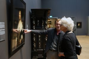 01-03-2016 SHOWBIZZ; WIM PIJBES VERTREKT BIJ HET RIJKSMUSEUM. Wim Pijbes (1961) vertrekt per 1 augustus 2016 als directeur van het Rijksmuseum. Dat maakte het Rijksmuseum dinsdag bekend.
Ik heb leiding mogen geven aan een van de mooiste musea in de wereld
Wim Pijbes
Pijbes wordt algemeen directeur van Voorlinden, een nieuw museum voor hedendaagse kunst en bijbehorend natuurgebied tussen Scheveningen en Wassenaar.
Ik heb leiding mogen geven aan een van de mooiste musea in de wereld en heb met een fantastisch team van enthousiaste collega s het Rijksmuseum mogen openen, zegt Pijbes in een schriftelijke verklaring. Het Rijksmuseum is in de harten en de hoofden van het publiek en dat stemt mij tot grote dankbaarheid.
Pijbes is sinds 1 juli 2008 directeur van het Rijksmuseum. Deze periode stond vooral in het teken van de grondige verbouwing en transformatie van het museum.Na de heropening in april 2013 is het bezoek aan het Rijksmuseum verdubbeld (2,4 miljoen in 2015).
Grote waardering
De Raad van Toezicht betreurt zijn vertrek. Jaap de Hoop Scheffer, voorzitter van het Rijksmuseum:Wim Pijbes heeft met de van hem bekende tomeloze energie en inzet een cruciale rol gepeeld om het Rijkmuseum te vormen tot wat het nu is: een museum van wereldklasse. Grote waardering en dank gaan dan ook naar hem uit.
Foto: Albert den Iseger