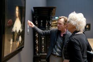 01-03-2016 SHOWBIZZ; WIM PIJBES VERTREKT BIJ HET RIJKSMUSEUM. Wim Pijbes (1961) vertrekt per 1 augustus 2016 als directeur van het Rijksmuseum. Dat maakte het Rijksmuseum dinsdag bekend.
Ik heb leiding mogen geven aan een van de mooiste musea in de wereld
Wim Pijbes
Pijbes wordt algemeen directeur van Voorlinden, een nieuw museum voor hedendaagse kunst en bijbehorend natuurgebied tussen Scheveningen en Wassenaar.
Ik heb leiding mogen geven aan een van de mooiste musea in de wereld en heb met een fantastisch team van enthousiaste collega s het Rijksmuseum mogen openen, zegt Pijbes in een schriftelijke verklaring. Het Rijksmuseum is in de harten en de hoofden van het publiek en dat stemt mij tot grote dankbaarheid.
Pijbes is sinds 1 juli 2008 directeur van het Rijksmuseum. Deze periode stond vooral in het teken van de grondige verbouwing en transformatie van het museum.Na de heropening in april 2013 is het bezoek aan het Rijksmuseum verdubbeld (2,4 miljoen in 2015).
Grote waardering
De Raad van Toezicht betreurt zijn vertrek. Jaap de Hoop Scheffer, voorzitter van het Rijksmuseum:Wim Pijbes heeft met de van hem bekende tomeloze energie en inzet een cruciale rol gepeeld om het Rijkmuseum te vormen tot wat het nu is: een museum van wereldklasse. Grote waardering en dank gaan dan ook naar hem uit.
Foto: Albert den Iseger