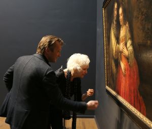 01-03-2016 SHOWBIZZ; WIM PIJBES VERTREKT BIJ HET RIJKSMUSEUM. Wim Pijbes (1961) vertrekt per 1 augustus 2016 als directeur van het Rijksmuseum. Dat maakte het Rijksmuseum dinsdag bekend.
Ik heb leiding mogen geven aan een van de mooiste musea in de wereld
Wim Pijbes
Pijbes wordt algemeen directeur van Voorlinden, een nieuw museum voor hedendaagse kunst en bijbehorend natuurgebied tussen Scheveningen en Wassenaar.
Ik heb leiding mogen geven aan een van de mooiste musea in de wereld en heb met een fantastisch team van enthousiaste collega s het Rijksmuseum mogen openen, zegt Pijbes in een schriftelijke verklaring. Het Rijksmuseum is in de harten en de hoofden van het publiek en dat stemt mij tot grote dankbaarheid.
Pijbes is sinds 1 juli 2008 directeur van het Rijksmuseum. Deze periode stond vooral in het teken van de grondige verbouwing en transformatie van het museum.Na de heropening in april 2013 is het bezoek aan het Rijksmuseum verdubbeld (2,4 miljoen in 2015).
Grote waardering
De Raad van Toezicht betreurt zijn vertrek. Jaap de Hoop Scheffer, voorzitter van het Rijksmuseum:Wim Pijbes heeft met de van hem bekende tomeloze energie en inzet een cruciale rol gepeeld om het Rijkmuseum te vormen tot wat het nu is: een museum van wereldklasse. Grote waardering en dank gaan dan ook naar hem uit.
Foto: Albert den Iseger