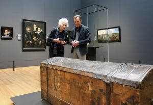 01-03-2016 SHOWBIZZ; WIM PIJBES VERTREKT BIJ HET RIJKSMUSEUM. Wim Pijbes (1961) vertrekt per 1 augustus 2016 als directeur van het Rijksmuseum. Dat maakte het Rijksmuseum dinsdag bekend.
Ik heb leiding mogen geven aan een van de mooiste musea in de wereld
Wim Pijbes
Pijbes wordt algemeen directeur van Voorlinden, een nieuw museum voor hedendaagse kunst en bijbehorend natuurgebied tussen Scheveningen en Wassenaar.
Ik heb leiding mogen geven aan een van de mooiste musea in de wereld en heb met een fantastisch team van enthousiaste collega s het Rijksmuseum mogen openen, zegt Pijbes in een schriftelijke verklaring. Het Rijksmuseum is in de harten en de hoofden van het publiek en dat stemt mij tot grote dankbaarheid.
Pijbes is sinds 1 juli 2008 directeur van het Rijksmuseum. Deze periode stond vooral in het teken van de grondige verbouwing en transformatie van het museum.Na de heropening in april 2013 is het bezoek aan het Rijksmuseum verdubbeld (2,4 miljoen in 2015).
Grote waardering
De Raad van Toezicht betreurt zijn vertrek. Jaap de Hoop Scheffer, voorzitter van het Rijksmuseum:Wim Pijbes heeft met de van hem bekende tomeloze energie en inzet een cruciale rol gepeeld om het Rijkmuseum te vormen tot wat het nu is: een museum van wereldklasse. Grote waardering en dank gaan dan ook naar hem uit.
Foto: Albert den Iseger