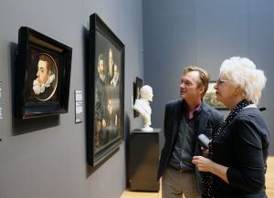 
01-03-2016 SHOWBIZZ; WIM PIJBES VERTREKT BIJ HET RIJKSMUSEUM. Wim Pijbes (1961) vertrekt per 1 augustus 2016 als directeur van het Rijksmuseum. Dat maakte het Rijksmuseum dinsdag bekend.
Ik heb leiding mogen geven aan een van de mooiste musea in de wereld
Wim Pijbes
Pijbes wordt algemeen directeur van Voorlinden, een nieuw museum voor hedendaagse kunst en bijbehorend natuurgebied tussen Scheveningen en Wassenaar.
Ik heb leiding mogen geven aan een van de mooiste musea in de wereld en heb met een fantastisch team van enthousiaste collega s het Rijksmuseum mogen openen, zegt Pijbes in een schriftelijke verklaring. Het Rijksmuseum is in de harten en de hoofden van het publiek en dat stemt mij tot grote dankbaarheid.
Pijbes is sinds 1 juli 2008 directeur van het Rijksmuseum. Deze periode stond vooral in het teken van de grondige verbouwing en transformatie van het museum.Na de heropening in april 2013 is het bezoek aan het Rijksmuseum verdubbeld (2,4 miljoen in 2015).
Grote waardering
De Raad van Toezicht betreurt zijn vertrek. Jaap de Hoop Scheffer, voorzitter van het Rijksmuseum:Wim Pijbes heeft met de van hem bekende tomeloze energie en inzet een cruciale rol gepeeld om het Rijkmuseum te vormen tot wat het nu is: een museum van wereldklasse. Grote waardering en dank gaan dan ook naar hem uit.
Foto: Albert den Iseger