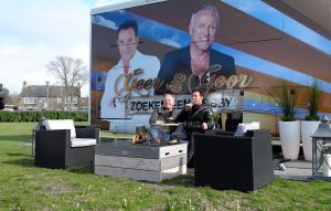 29-03-2016 SHOWBIZZ; GEER EN GOOR ZOCHTEN EEN HOBBY IN EGMOND AAN ZEE. Geer en Goor zochten op het strand in Egmond aan zee samen met vele ouderen naar een hobby. Het werd puzzelen, praten, drinken, wandelen en vooral sociaal bezig zijn.
Ze blijven het de ouderen toch maar naar hun zin maken, het leukste wat er is volgens Geer. De eerste aflevering van het nieuwe seizoen is op 21 April a.s RTL 4.
foto: Albert den Iseger