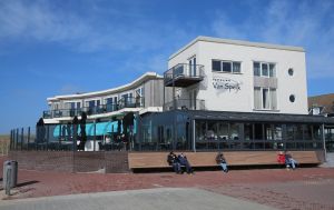 29-03-2016 SHOWBIZZ; GEER EN GOOR ZOCHTEN EEN HOBBY IN EGMOND AAN ZEE. Geer en Goor zochten op het strand in Egmond aan zee samen met vele ouderen naar een hobby. Het werd puzzelen, praten, drinken, wandelen en vooral sociaal bezig zijn.
Ze blijven het de ouderen toch maar naar hun zin maken, het leukste wat er is volgens Geer. De eerste aflevering van het nieuwe seizoen is op 21 April a.s RTL 4.
foto: Albert den Iseger