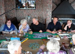 29-03-2016 SHOWBIZZ; GEER EN GOOR ZOCHTEN EEN HOBBY IN EGMOND AAN ZEE. Geer en Goor zochten op het strand in Egmond aan zee samen met vele ouderen naar een hobby. Het werd puzzelen, praten, drinken, wandelen en vooral sociaal bezig zijn.
Ze blijven het de ouderen toch maar naar hun zin maken, het leukste wat er is volgens Geer. De eerste aflevering van het nieuwe seizoen is op 21 April a.s RTL 4.
foto: Albert den Iseger