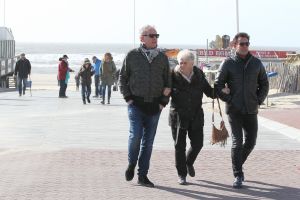 29-03-2016 SHOWBIZZ; GEER EN GOOR ZOCHTEN EEN HOBBY IN EGMOND AAN ZEE. Geer en Goor zochten op het strand in Egmond aan zee samen met vele ouderen naar een hobby. Het werd puzzelen, praten, drinken, wandelen en vooral sociaal bezig zijn.
Ze blijven het de ouderen toch maar naar hun zin maken, het leukste wat er is volgens Geer. De eerste aflevering van het nieuwe seizoen is op 21 April a.s RTL 4.
foto: Albert den Iseger