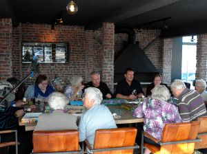 29-03-2016 SHOWBIZZ; GEER EN GOOR ZOCHTEN EEN HOBBY IN EGMOND AAN ZEE. Geer en Goor zochten op het strand in Egmond aan zee samen met vele ouderen naar een hobby. Het werd puzzelen, praten, drinken, wandelen en vooral sociaal bezig zijn.
Ze blijven het de ouderen toch maar naar hun zin maken, het leukste wat er is volgens Geer. De eerste aflevering van het nieuwe seizoen is op 21 April a.s RTL 4.
foto: Albert den Iseger