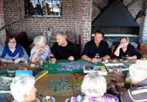 29-03-2016 SHOWBIZZ; GEER EN GOOR ZOCHTEN EEN HOBBY IN EGMOND AAN ZEE. Geer en Goor zochten op het strand in Egmond aan zee samen met vele ouderen naar een hobby. Het werd puzzelen, praten, drinken, wandelen en vooral sociaal bezig zijn.
Ze blijven het de ouderen toch maar naar hun zin maken, het leukste wat er is volgens Geer. De eerste aflevering van het nieuwe seizoen is op 21 April a.s RTL 4.
foto: Albert den Iseger