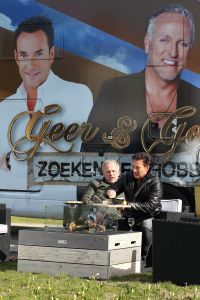 29-03-2016 SHOWBIZZ; GEER EN GOOR ZOCHTEN EEN HOBBY IN EGMOND AAN ZEE. Geer en Goor zochten op het strand in Egmond aan zee samen met vele ouderen naar een hobby. Het werd puzzelen, praten, drinken, wandelen en vooral sociaal bezig zijn.
Ze blijven het de ouderen toch maar naar hun zin maken, het leukste wat er is volgens Geer. De eerste aflevering van het nieuwe seizoen is op 21 April a.s RTL 4.
foto: Albert den Iseger