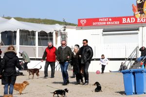 29-03-2016 SHOWBIZZ; GEER EN GOOR ZOCHTEN EEN HOBBY IN EGMOND AAN ZEE. Geer en Goor zochten op het strand in Egmond aan zee samen met vele ouderen naar een hobby. Het werd puzzelen, praten, drinken, wandelen en vooral sociaal bezig zijn.
Ze blijven het de ouderen toch maar naar hun zin maken, het leukste wat er is volgens Geer. De eerste aflevering van het nieuwe seizoen is op 21 April a.s RTL 4.
foto: Albert den Iseger