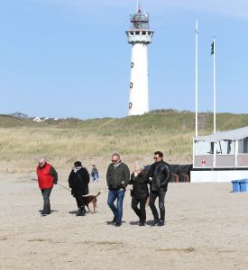 29-03-2016 SHOWBIZZ; GEER EN GOOR ZOCHTEN EEN HOBBY IN EGMOND AAN ZEE. Geer en Goor zochten op het strand in Egmond aan zee samen met vele ouderen naar een hobby. Het werd puzzelen, praten, drinken, wandelen en vooral sociaal bezig zijn.
Ze blijven het de ouderen toch maar naar hun zin maken, het leukste wat er is volgens Geer. De eerste aflevering van het nieuwe seizoen is op 21 April a.s RTL 4.
foto: Albert den Iseger