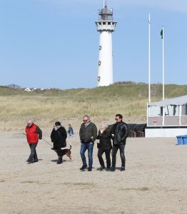 29-03-2016 SHOWBIZZ; GEER EN GOOR ZOCHTEN EEN HOBBY IN EGMOND AAN ZEE. Geer en Goor zochten op het strand in Egmond aan zee samen met vele ouderen naar een hobby. Het werd puzzelen, praten, drinken, wandelen en vooral sociaal bezig zijn.
Ze blijven het de ouderen toch maar naar hun zin maken, het leukste wat er is volgens Geer. De eerste aflevering van het nieuwe seizoen is op 21 April a.s RTL 4.
foto: Albert den Iseger