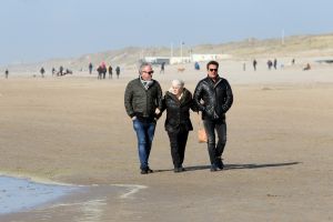 29-03-2016 SHOWBIZZ; GEER EN GOOR ZOCHTEN EEN HOBBY IN EGMOND AAN ZEE. Geer en Goor zochten op het strand in Egmond aan zee samen met vele ouderen naar een hobby. Het werd puzzelen, praten, drinken, wandelen en vooral sociaal bezig zijn.
Ze blijven het de ouderen toch maar naar hun zin maken, het leukste wat er is volgens Geer. De eerste aflevering van het nieuwe seizoen is op 21 April a.s RTL 4.
foto: Albert den Iseger