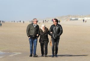 29-03-2016 SHOWBIZZ; GEER EN GOOR ZOCHTEN EEN HOBBY IN EGMOND AAN ZEE. Geer en Goor zochten op het strand in Egmond aan zee samen met vele ouderen naar een hobby. Het werd puzzelen, praten, drinken, wandelen en vooral sociaal bezig zijn.
Ze blijven het de ouderen toch maar naar hun zin maken, het leukste wat er is volgens Geer. De eerste aflevering van het nieuwe seizoen is op 21 April a.s RTL 4.
foto: Albert den Iseger