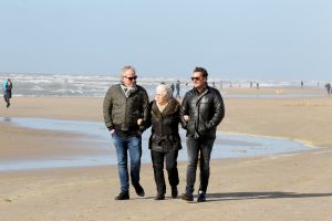 29-03-2016 SHOWBIZZ; GEER EN GOOR ZOCHTEN EEN HOBBY IN EGMOND AAN ZEE. Geer en Goor zochten op het strand in Egmond aan zee samen met vele ouderen naar een hobby. Het werd puzzelen, praten, drinken, wandelen en vooral sociaal bezig zijn.
Ze blijven het de ouderen toch maar naar hun zin maken, het leukste wat er is volgens Geer. De eerste aflevering van het nieuwe seizoen is op 21 April a.s RTL 4.
foto: Albert den Iseger