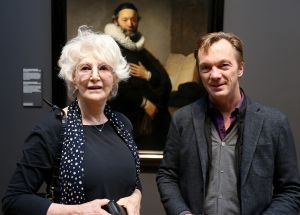 01-03-2016 SHOWBIZZ; WIM PIJBES VERTREKT BIJ HET RIJKSMUSEUM. Wim Pijbes (1961) vertrekt per 1 augustus 2016 als directeur van het Rijksmuseum. Dat maakte het Rijksmuseum dinsdag bekend.
Ik heb leiding mogen geven aan een van de mooiste musea in de wereld
Wim Pijbes
Pijbes wordt algemeen directeur van Voorlinden, een nieuw museum voor hedendaagse kunst en bijbehorend natuurgebied tussen Scheveningen en Wassenaar.
Ik heb leiding mogen geven aan een van de mooiste musea in de wereld en heb met een fantastisch team van enthousiaste collega s het Rijksmuseum mogen openen, zegt Pijbes in een schriftelijke verklaring. Het Rijksmuseum is in de harten en de hoofden van het publiek en dat stemt mij tot grote dankbaarheid.
Pijbes is sinds 1 juli 2008 directeur van het Rijksmuseum. Deze periode stond vooral in het teken van de grondige verbouwing en transformatie van het museum.Na de heropening in april 2013 is het bezoek aan het Rijksmuseum verdubbeld (2,4 miljoen in 2015).
Grote waardering
De Raad van Toezicht betreurt zijn vertrek. Jaap de Hoop Scheffer, voorzitter van het Rijksmuseum:Wim Pijbes heeft met de van hem bekende tomeloze energie en inzet een cruciale rol gepeeld om het Rijkmuseum te vormen tot wat het nu is: een museum van wereldklasse. Grote waardering en dank gaan dan ook naar hem uit.
Foto: Albert den Iseger