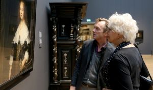 01-03-2016 SHOWBIZZ; WIM PIJBES VERTREKT BIJ HET RIJKSMUSEUM. Wim Pijbes (1961) vertrekt per 1 augustus 2016 als directeur van het Rijksmuseum. Dat maakte het Rijksmuseum dinsdag bekend.
Ik heb leiding mogen geven aan een van de mooiste musea in de wereld
Wim Pijbes
Pijbes wordt algemeen directeur van Voorlinden, een nieuw museum voor hedendaagse kunst en bijbehorend natuurgebied tussen Scheveningen en Wassenaar.
Ik heb leiding mogen geven aan een van de mooiste musea in de wereld en heb met een fantastisch team van enthousiaste collega s het Rijksmuseum mogen openen, zegt Pijbes in een schriftelijke verklaring. Het Rijksmuseum is in de harten en de hoofden van het publiek en dat stemt mij tot grote dankbaarheid.
Pijbes is sinds 1 juli 2008 directeur van het Rijksmuseum. Deze periode stond vooral in het teken van de grondige verbouwing en transformatie van het museum.Na de heropening in april 2013 is het bezoek aan het Rijksmuseum verdubbeld (2,4 miljoen in 2015).
Grote waardering
De Raad van Toezicht betreurt zijn vertrek. Jaap de Hoop Scheffer, voorzitter van het Rijksmuseum:Wim Pijbes heeft met de van hem bekende tomeloze energie en inzet een cruciale rol gepeeld om het Rijkmuseum te vormen tot wat het nu is: een museum van wereldklasse. Grote waardering en dank gaan dan ook naar hem uit.
Foto: Albert den Iseger