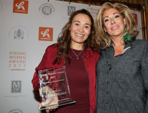 27-03-2017 SHOWBIZZ; THE STRONG WOMAN AWARD 2017 IS GEWONNEN DOOR BIBIAN MENTEL.Paralympisch kampioen snowboarden Bibian Mentel is vandaag geeerd met de Strong Women Award. En de snowboardster had nog meer goed nieuws: ze is schoon verklaard. De topsportster heeft wederom de kanker verslagen.
Ze had geen idee. Haar vriend Edwin Spee lokte haar vanmiddag mee naar het Amstel Hotel, waar de jaarlijkse uitreiking was van de Strong Women Awards. We gingen wat leuks doen, vertelt een totaal verraste Bibian aan PRIVE.
Nieuwe methode
Bibian straalt. De sportvrouw heeft zich al door diepe dalen geknokt en elke keer weer kwam ze boven. Ze is dolgelukkig met de prijs. Ik ben speechless, ik had dit nooit verwacht. Echt geweldig.
Bij de 44 jarige Bibian Mentel werd in 1999 botkanker geconstateerd. Als gevolg daarvan moest haar onderbeen worden geamputeerd. De kanker keerde verschillende keren terug. Eerder dit jaar werd Bibian nog behandeld tegen longkanker. Het leek uitzichtloos, maar een nieuwe methode bleek effectief: Bibian is nu schoon, zo kreeg ze afgelopen vrijdag te horen van haar artsen.
Wereldtitel snowboardcross
Bibian ging in de tussentijd niet bij de pakken neerzitten. Begin dit jaar sleepte ze tijdens het WK voor paralympische wintersporters in Canada de wereldtitel binnen op de snowboardcross. En nu dan de Strong Women Award, waarmee ze zich in een illuster rijtje schaart. Quinty Trustfull, Rita Verdonk, Mary Borsato, Antje Monteiro en Willeke Alberti gingen haar voor.
foto: Albert den Iseger